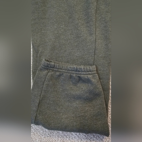 Aerie olive green lounge set - Picture 3 of 9